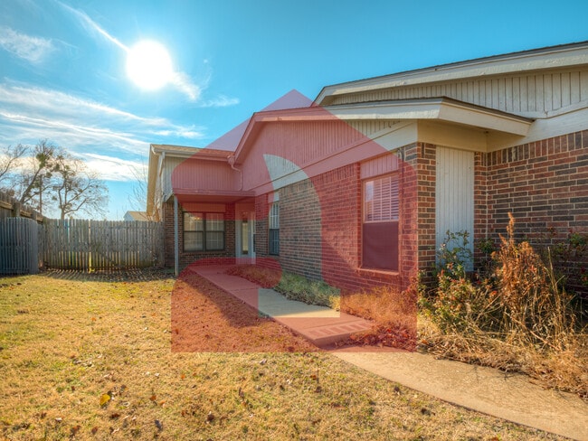 Building Photo - 2708 Silvertree Dr