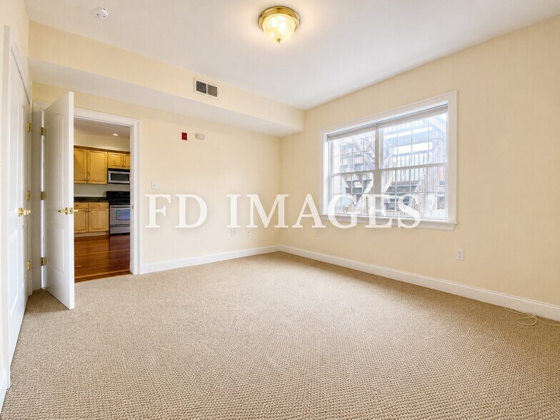 Building Photo - 661 Bennington St