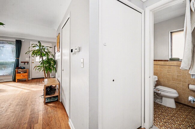 Building Photo - 924 Lutz Ave