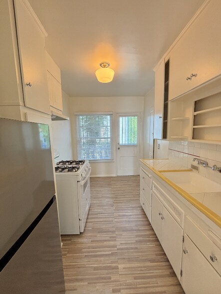Building Photo - 530 S Orlando Ave