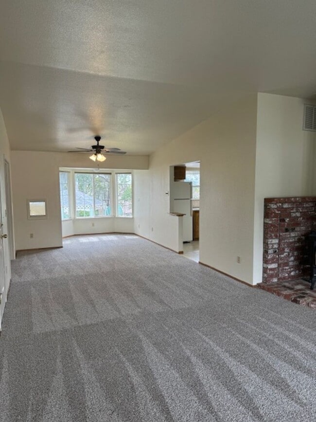 Building Photo - 3 Bedroom In Shasta View Neighborhood with...