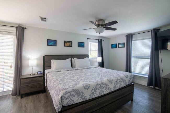 Building Photo - 915 3rd St