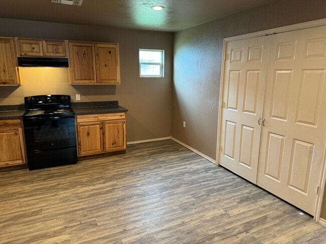 Building Photo - Fenced Backyard Garage *sec 8 approved*