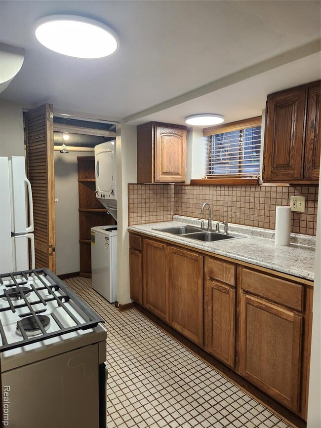 Building Photo - 8463 Hillpoint Dr