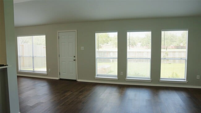 Building Photo - 3915 Summerfield Dr