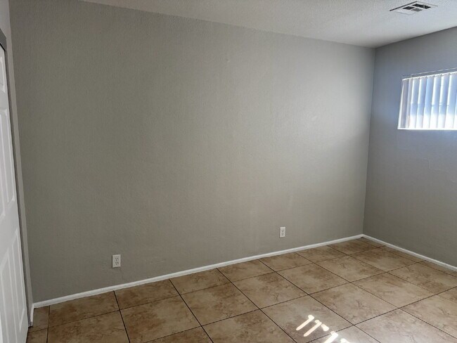 Building Photo - Fresh, Comfortable & Easy to Show!