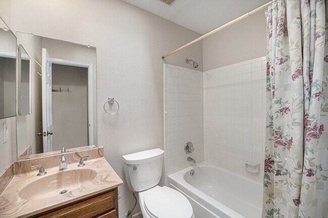 Building Photo - Welcome Home to Bristol Cove - Rare End-Unit Ranch Townhome in Centennial!