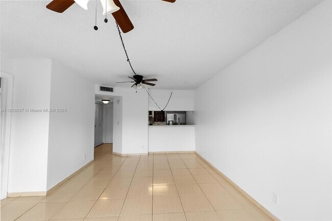 Building Photo - 10167 Twin Lakes Dr