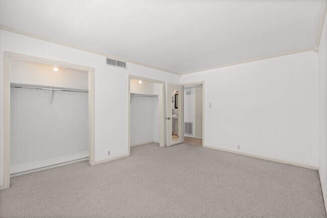 Building Photo - 2601 Bellefontaine