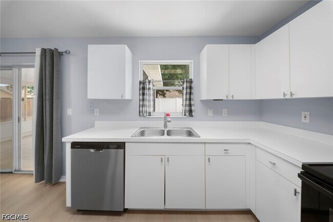Building Photo - 15624 Sunny Crest Ln