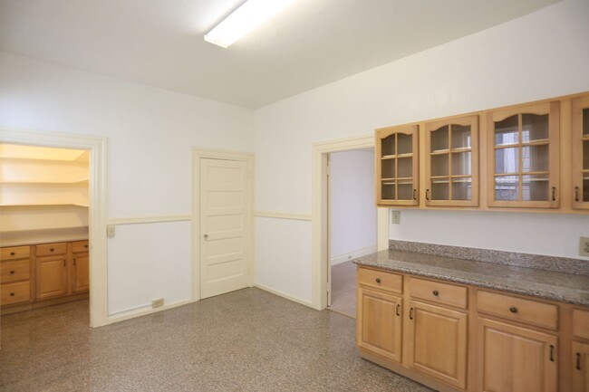 Building Photo - Full Flat with Carpet Floors, Ornamental F...