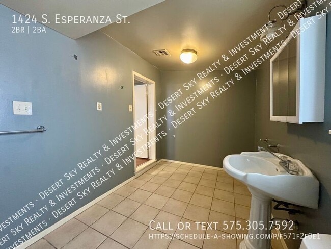 Building Photo - 1424 S Esperanza St