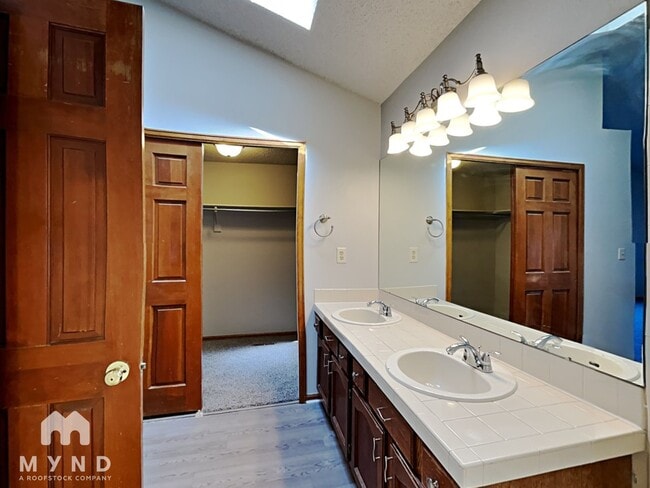 Building Photo - 2304 S Gray Dr