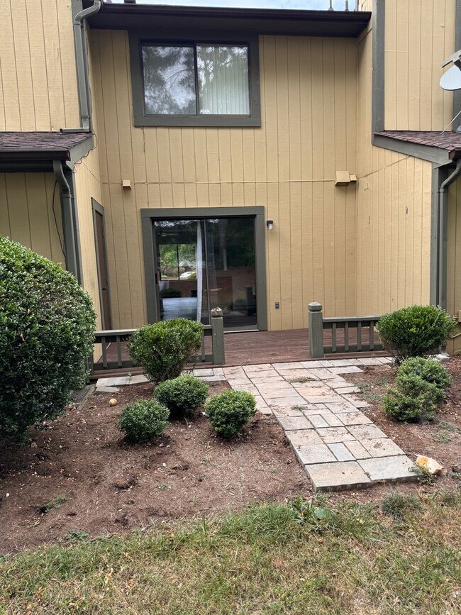 Building Photo - 2 Bedroom || 1.5 Bathroom Townhouse
