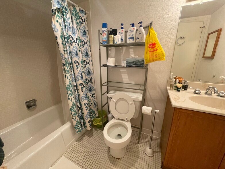 Building Photo - 1 E University Pky