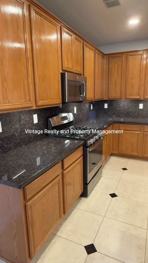Building Photo - 244 Lazy Ridge Ave
