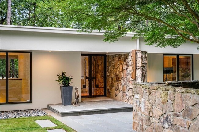 Building Photo - 1640 Winterthur Close NW