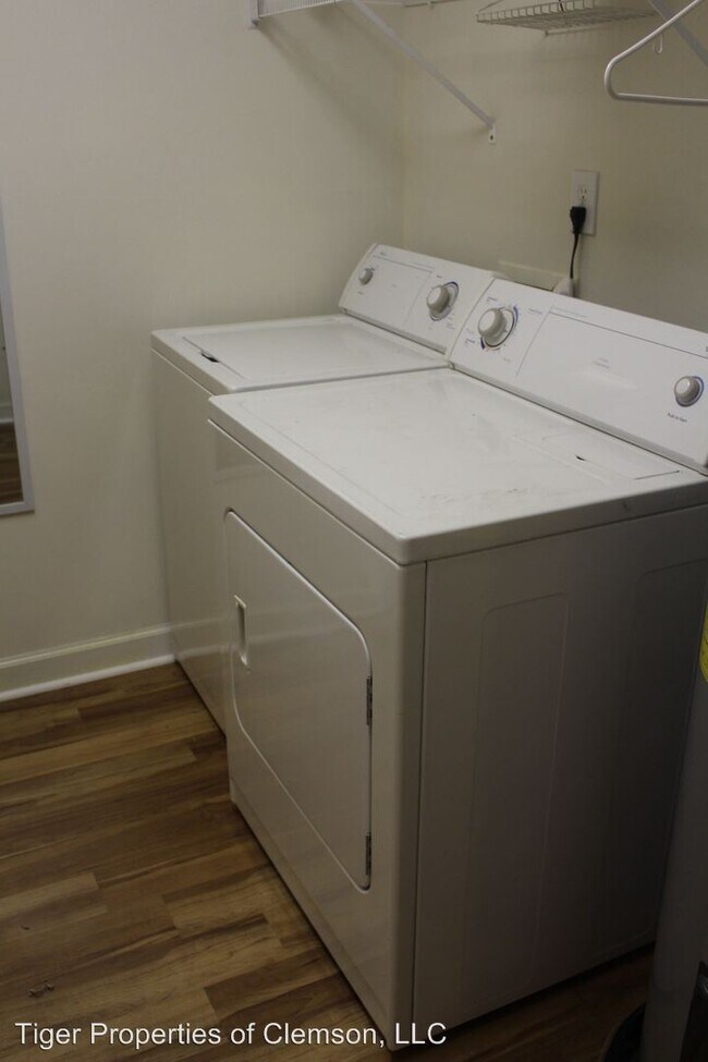Building Photo - 211 Harts Cove Way