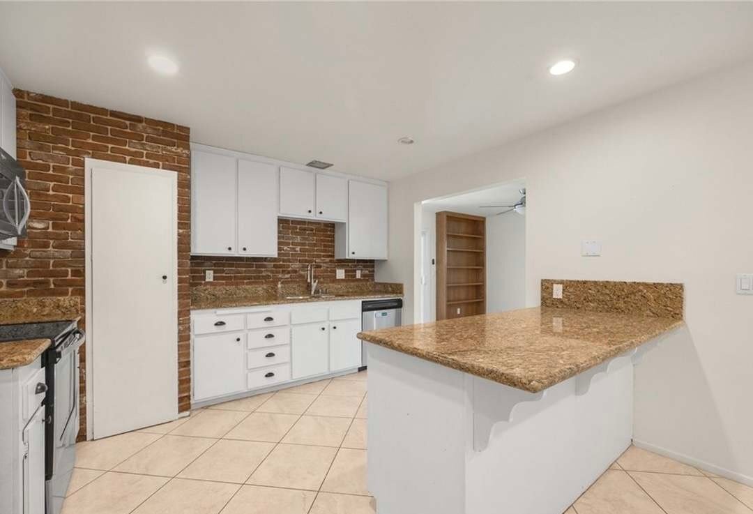 Building Photo - 5641 Lynnbrook Plz