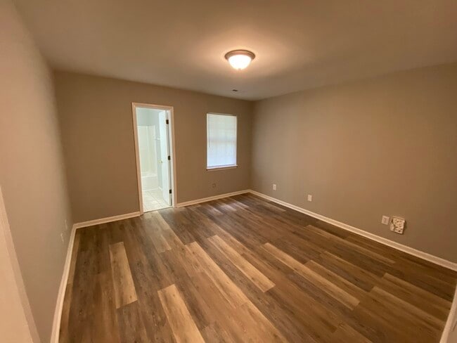 Building Photo - 2 bed 2 bath duplex