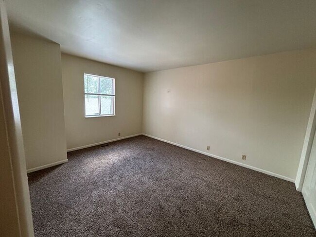 Building Photo - 3 Bedroom Townhome