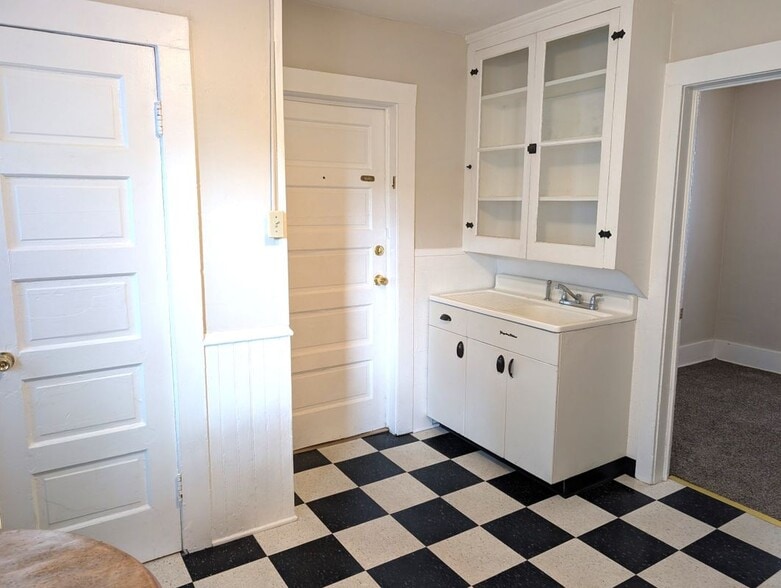 Primary Photo - 553 Penora St