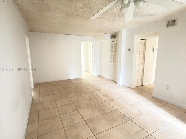 Building Photo - 2000 Biarritz Dr