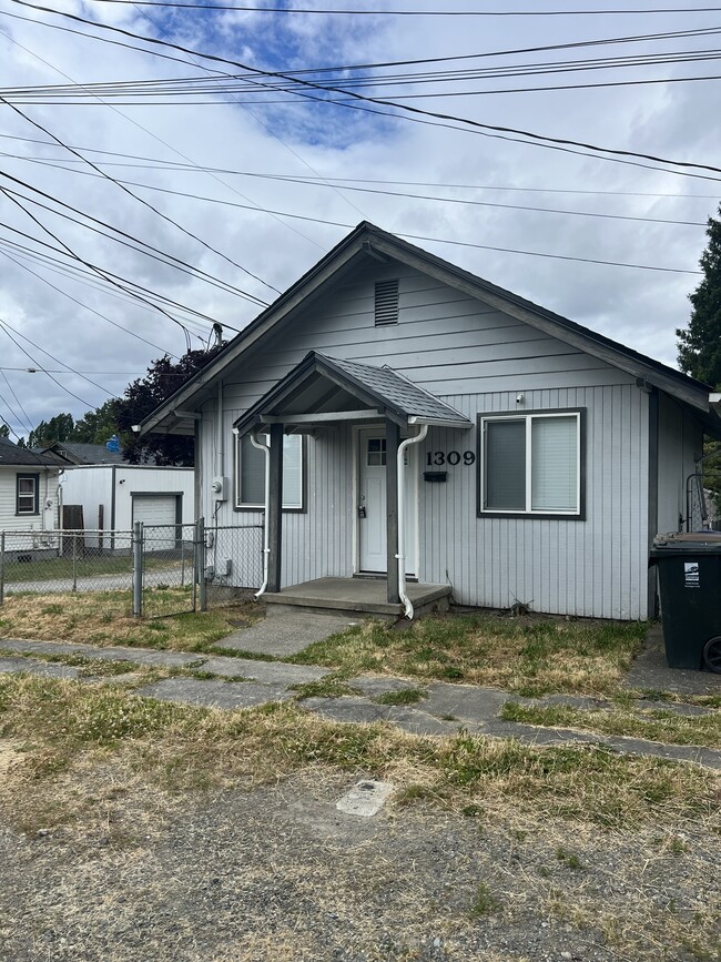Building Photo - 1309 S 43rd St