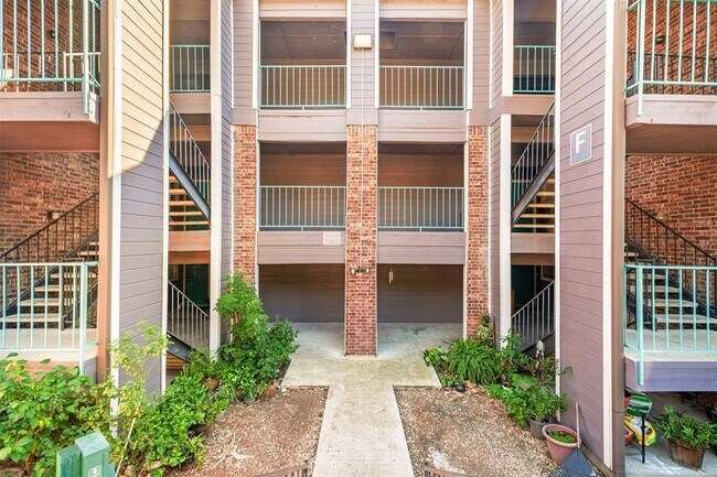 Building Photo - 1840 Burton Dr