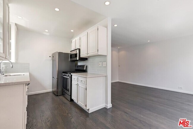 Building Photo - 1400 Hayworth Ave