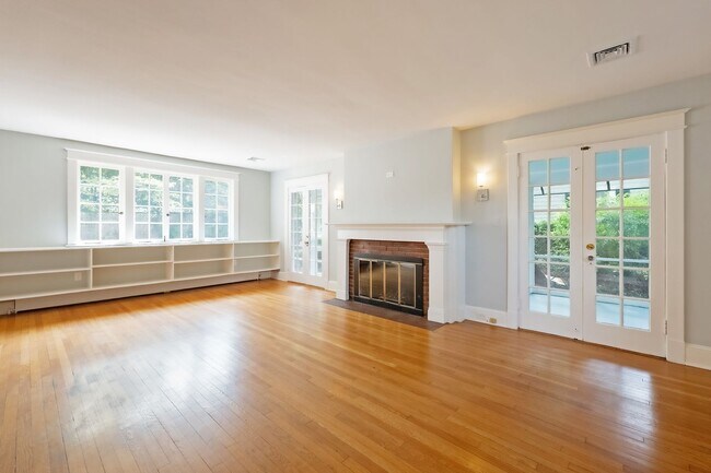 Building Photo - 4BR 3.5 BA Chevy Chase Gem is Move-in Read...