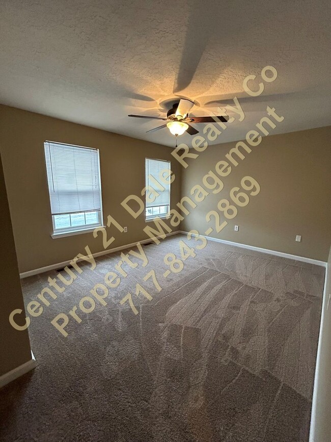 Building Photo - 3 BR 1.5 Bath Townhome in Eastern School D...