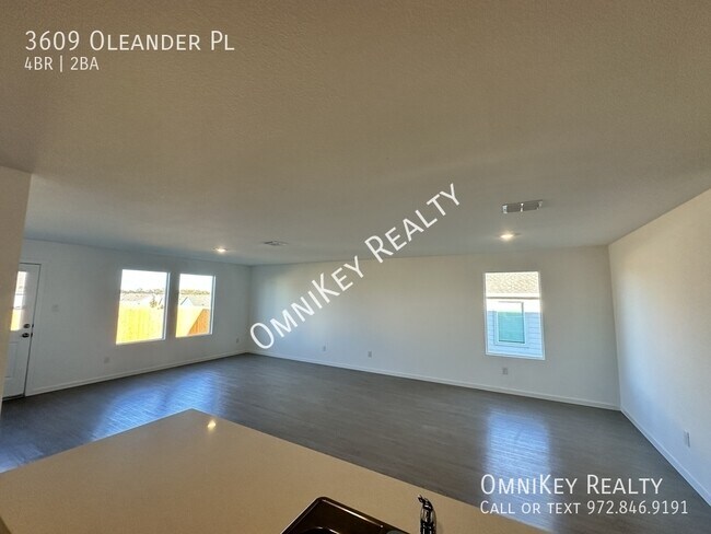 Building Photo - 3609 Oleander Pl