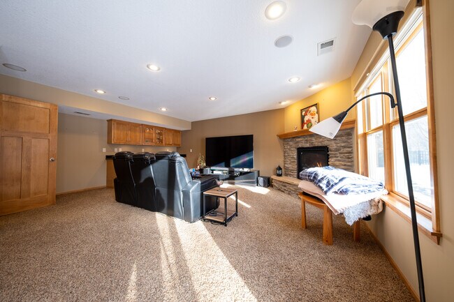 Building Photo - 572 Danube Ave