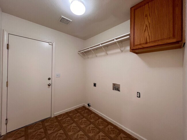 Building Photo - Large 4-bedroom home located in the Countr...