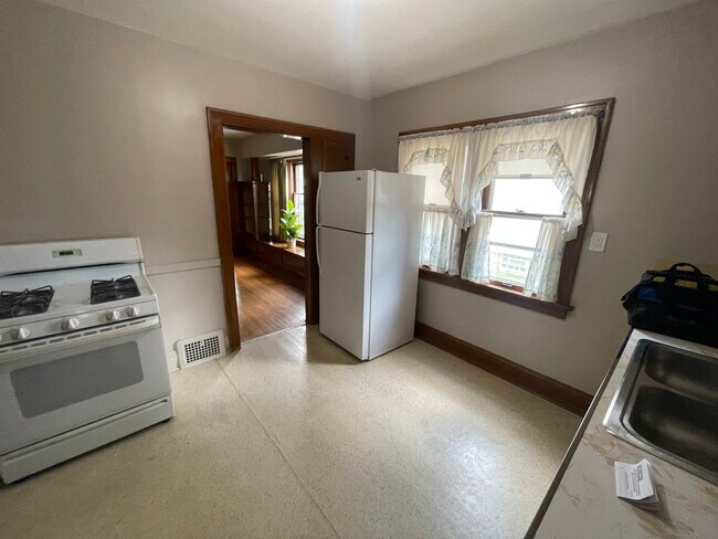 Building Photo - 3850 W 157th St