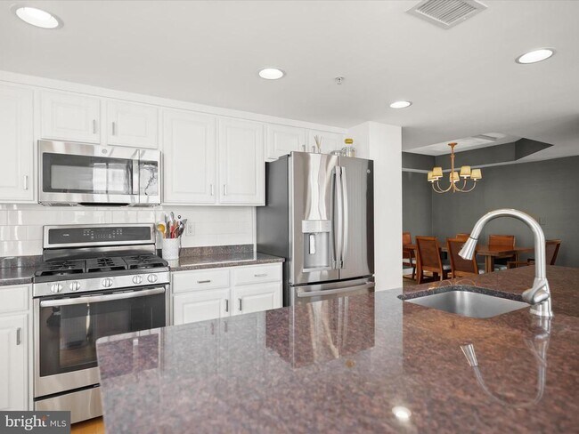 Building Photo - 1205 N Garfield St