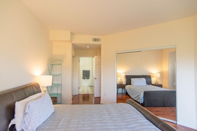 Building Photo - Light & Bright Top Floor Condo Near Apple ...