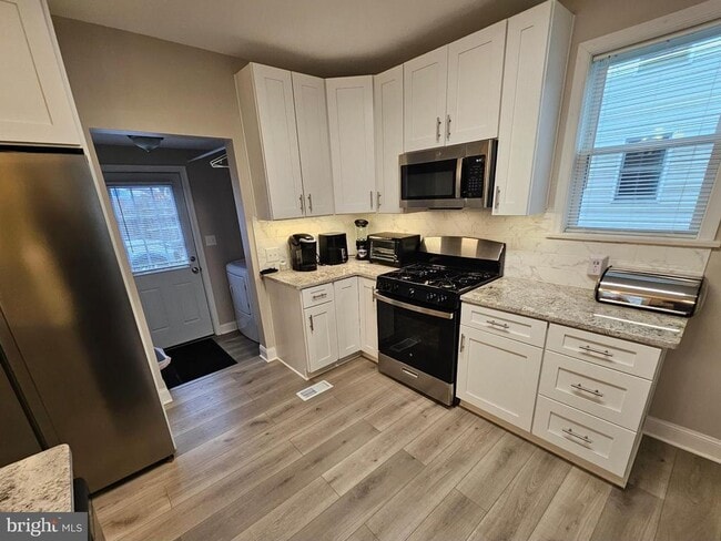 Building Photo - 404 W Wayne Ave