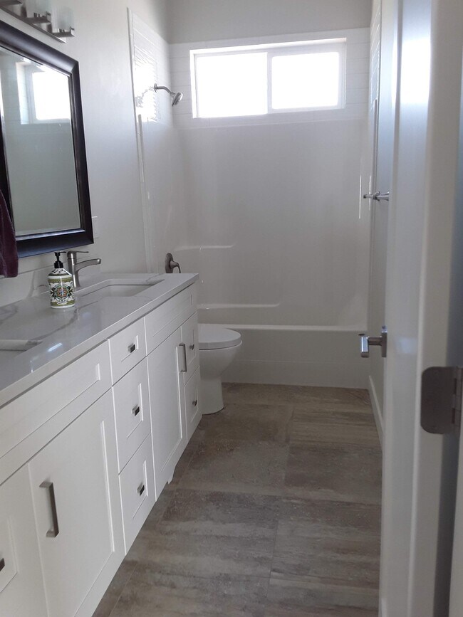 Guest Bath - 4443 Decatur Dr