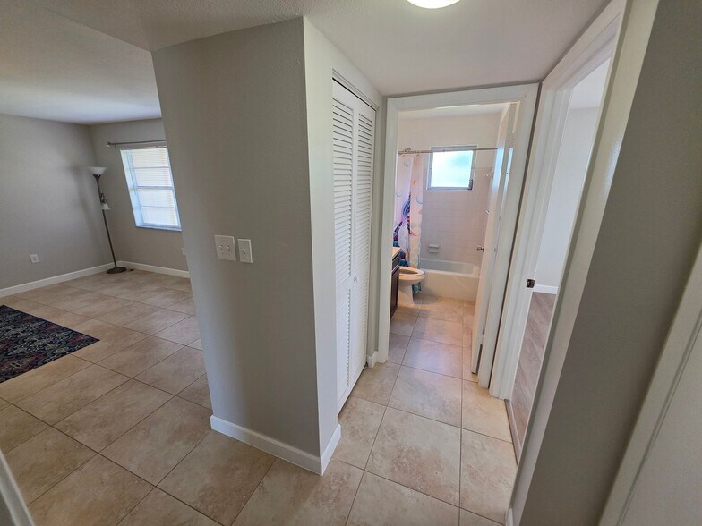 Building Photo - 665 Palm View Dr