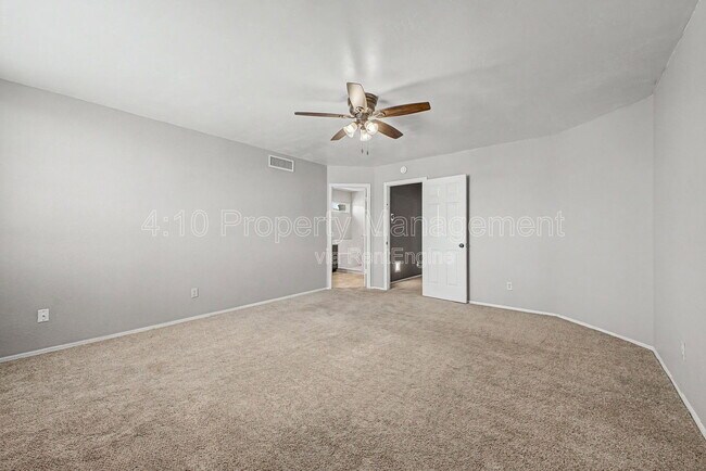 Building Photo - 3236 E Hiddenview Dr