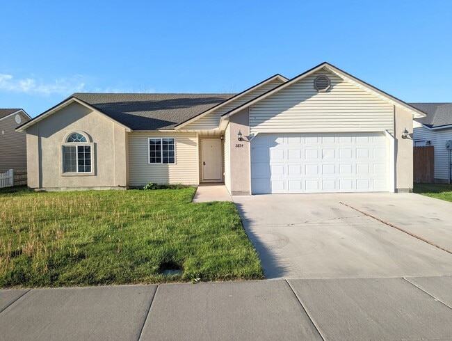 Building Photo - Spacious 4 bedroom home