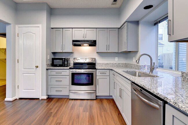 Building Photo - Updated Kiln Creek Home