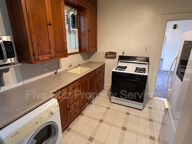 Building Photo - 908 E Reservoir St