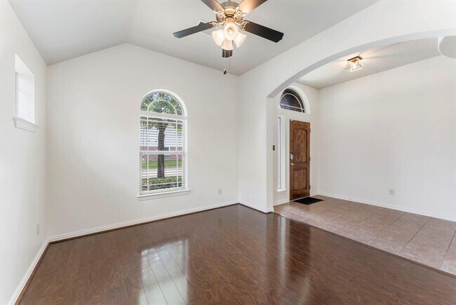 Building Photo - 28519 Lockeridge View Dr