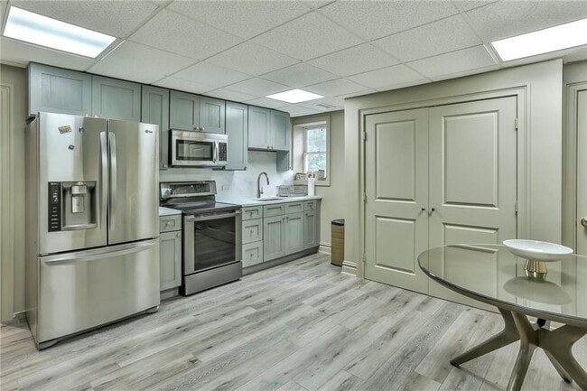 Building Photo - 433 New Rochelle Rd