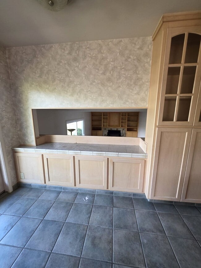 Building Photo - Minutes to UCSC. Spacious Westside Home with bonus office, art room, study?