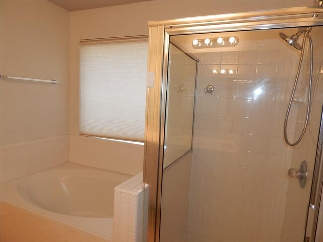 Building Photo - 13521 Shawna Dnay Dr