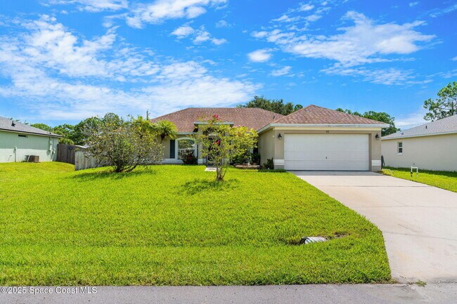 Building Photo - 413 Grenadier Ave NW